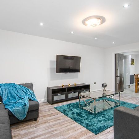 Onsitestays - Spacious 3 Bed House With Garden, Wifi & 4 Plus Parking Грейвсенд Екстериор снимка