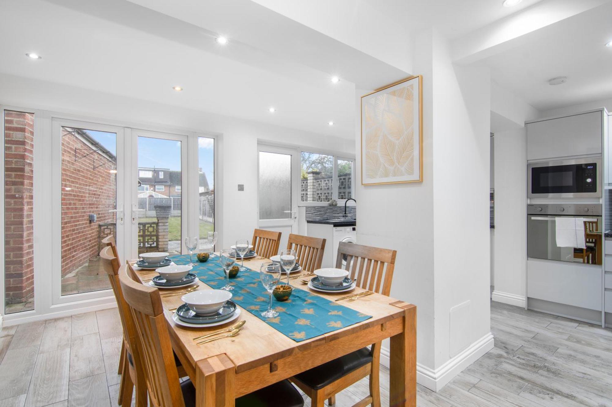Onsitestays - Spacious 3 Bed House With Garden, Wifi & 4 Plus Parking Грейвсенд Екстериор снимка