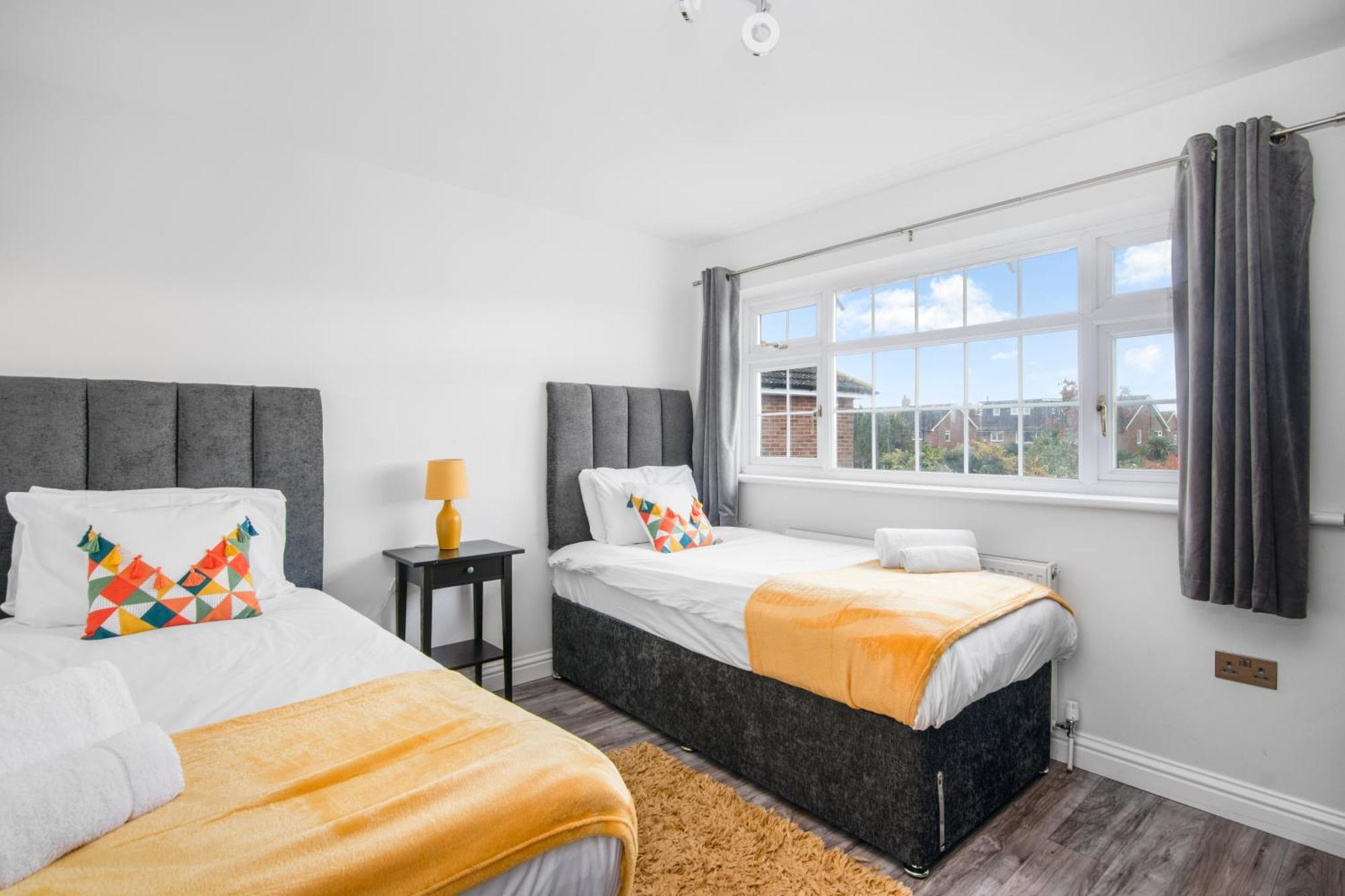 Onsitestays - Spacious 3 Bed House With Garden, Wifi & 4 Plus Parking Грейвсенд Екстериор снимка