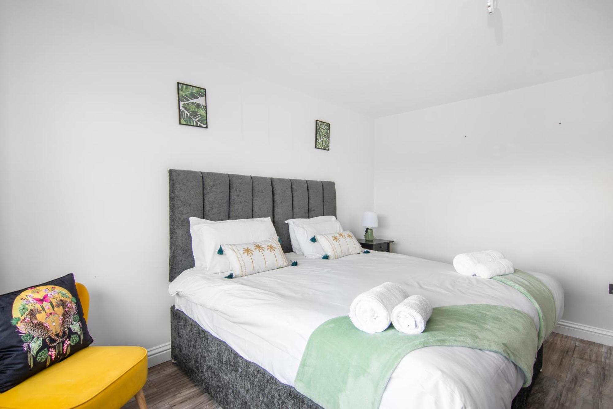 Onsitestays - Spacious 3 Bed House With Garden, Wifi & 4 Plus Parking Грейвсенд Екстериор снимка