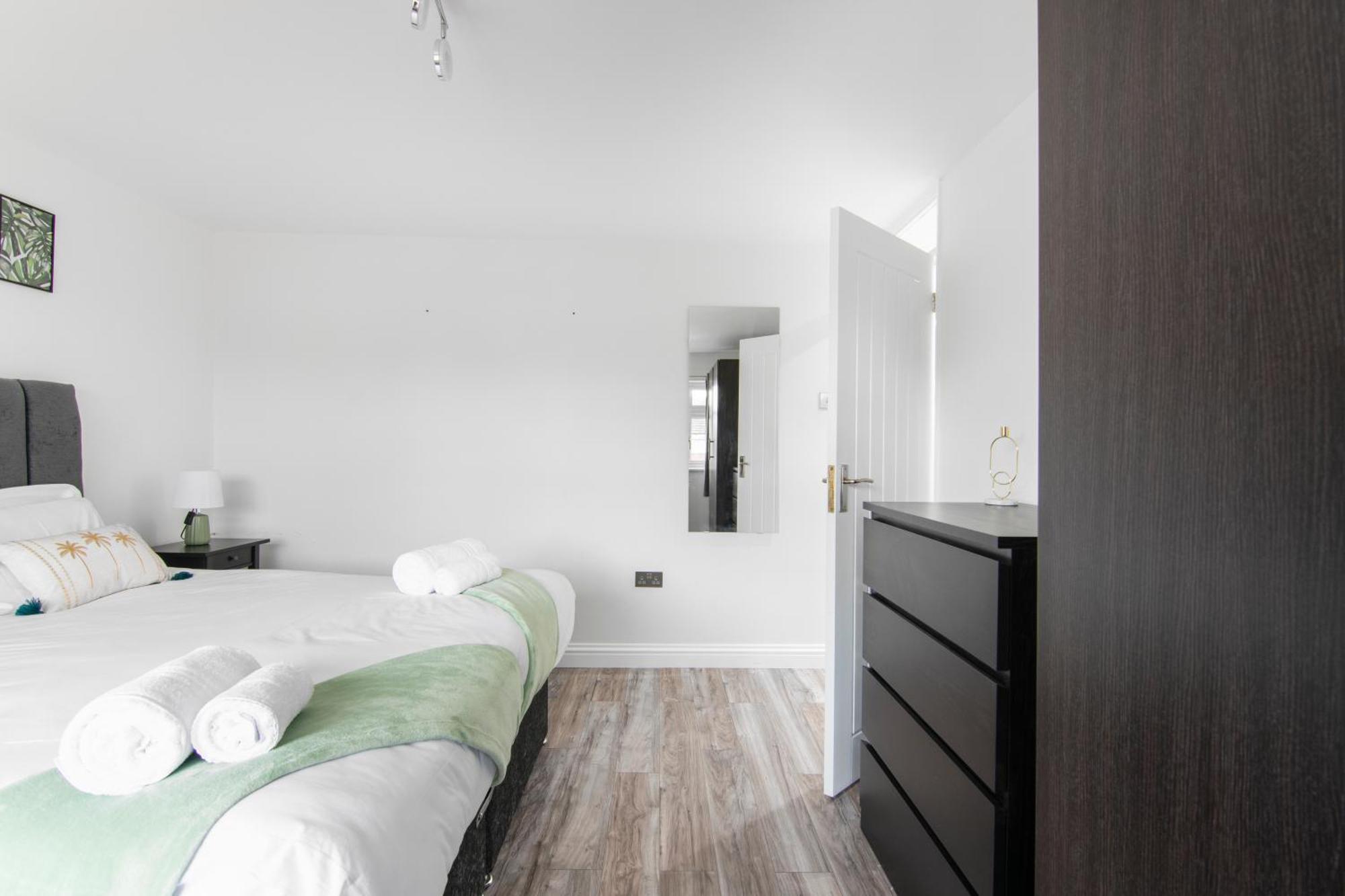 Onsitestays - Spacious 3 Bed House With Garden, Wifi & 4 Plus Parking Грейвсенд Екстериор снимка